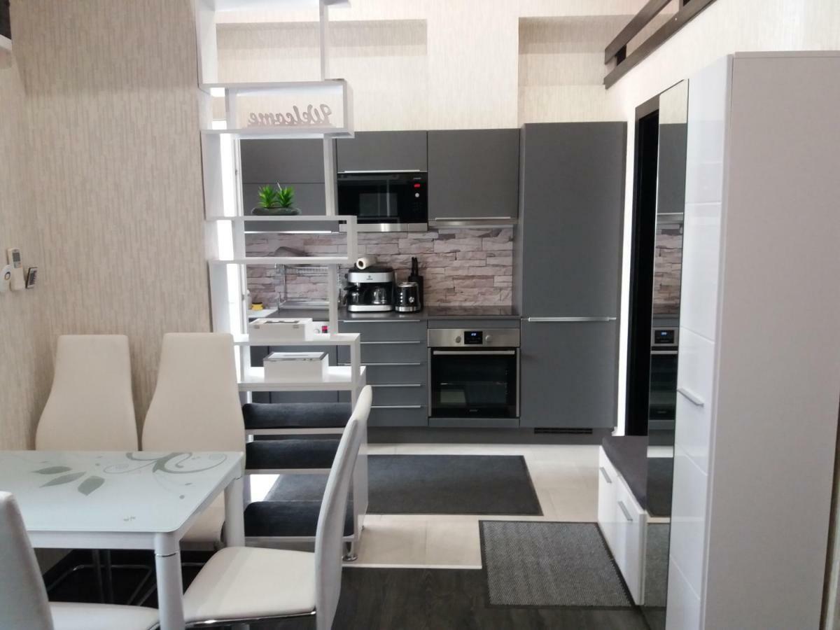 Corvinus Apartman Budapeste Exterior foto